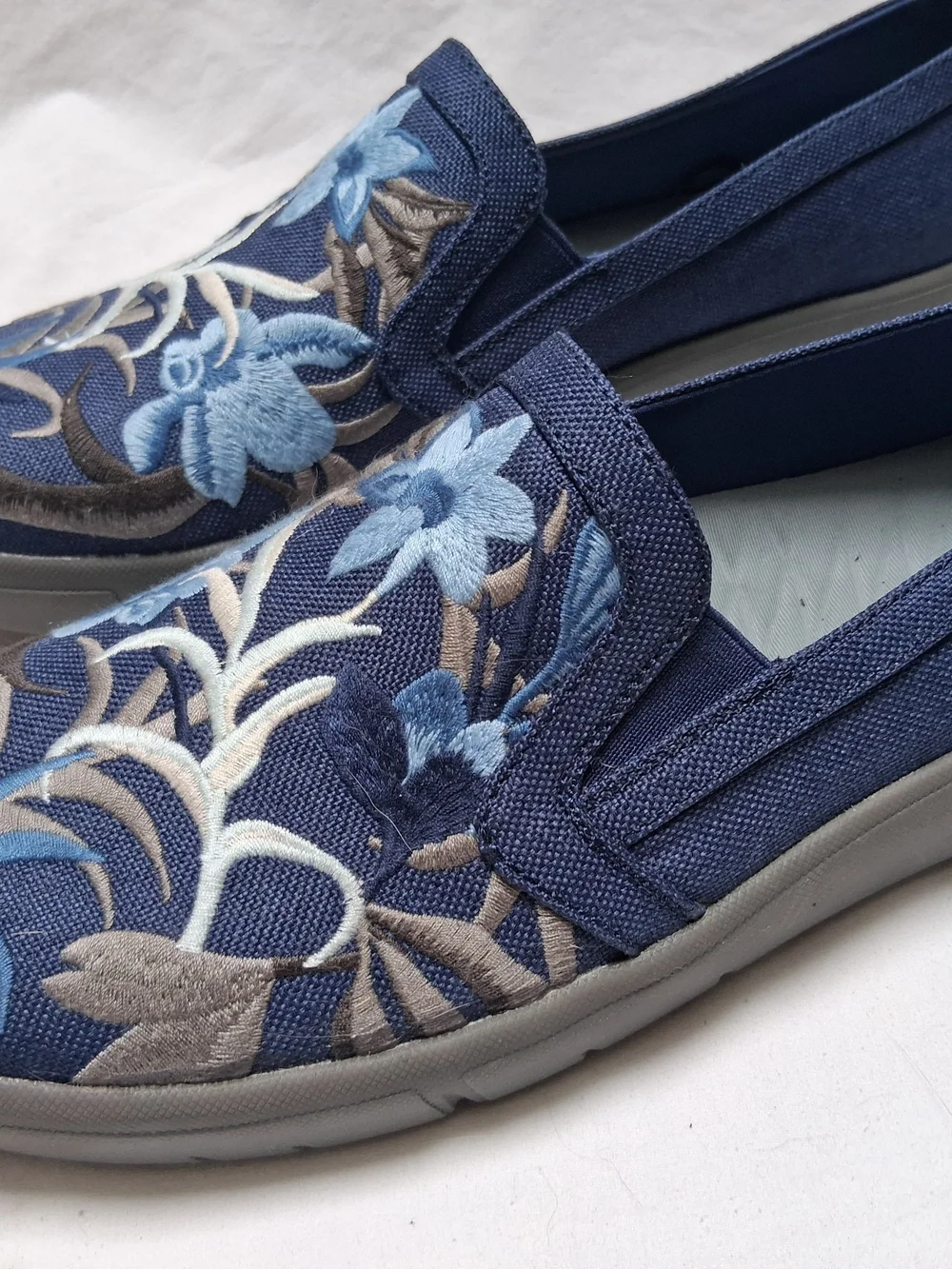 Barertraps Bonaire Comfort Slip-On Women’s Embroidered Navy Floral Loafer